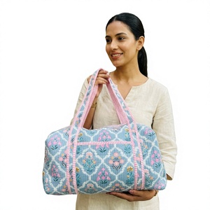 Bolsa de Viaje de Lona de Algodón Acolchada, Hecha a Mano en India, Ligera y Ecológica, con Patrón Floral Bordado, Espaciosa, para Fin de Semana - Product Image 1