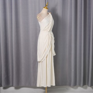 Vestido maxi de satén blanco plisado con abertura, estilo retro, de verano, al por mayor, con tirantes finos, cuello en V, de un solo hombro, cintura natural y corte A ajustado. - Product Image 3