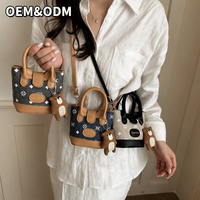 Sac seau mini en cuir PU avec logo personnalisé, breloque ours monogramme vintage et bandoulière amovible pour femmes, idéal pour les tenues quotidiennes et les soirées
