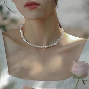 Collier vintage unique en perles d'eau douce naturelles de style baroque avec un design de marque de niche, chaîne de clavicule pour femmes, pendentif - Product Image 1