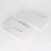 Durchbrochener Buchstaben-Hangtag aus wasserfestem Papier, zartrosa Frontplatte, kreideweiße Reveal-Schicht, geprägte Luke, geprägte Tafel, Shared Punch Brand