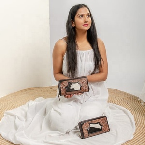 Vente en gros de sacs à main luxueux vintage pour femmes en cuir véritable, longue fermeture à glissière, doublure fine en toile, portefeuille de crédit antivol fait à la main - Product Image 1