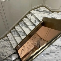 Escalier droit personnalisé en marbre blanc Arabescato Corchia, style moderne et luxueux, pour appartement de petite taille.