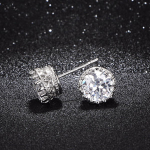Boucles d'oreilles clous couronne mignonnes pour femmes, petites boucles d'oreilles scintillantes, bijoux de mode pour le quotidien et les fêtes - Product Image 3
