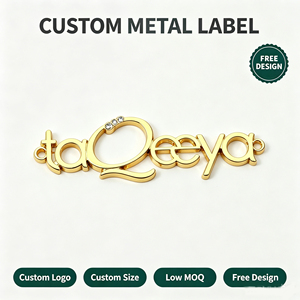 Étiquettes de logo en métal personnalisées en forme de lettre pour sacs à main, résistantes à l'eau salée, vente en gros - Product Image 1
