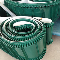 Bande transporteuse à crampons en PVC sur mesure, inclinaison à 45 degrés avec flancs pour machine de pesage, ligne d'emballage automatique