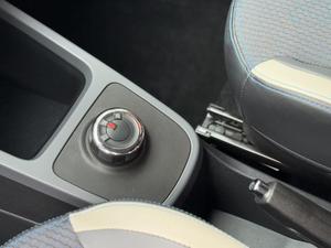 Renault K-ZE <span class=keywords><strong>E</strong></span> Intelligence Version 2019 Usata, 5 Porte, 4 Posti, SUV Elettrico Urbano, Bianco su Nero - Product Image 5