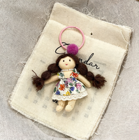 Porte-clés poupée fille en tissu tressé à queue de cheval, cousu main, avec jolie jupe florale, pendentif et breloque de sac polyvalente