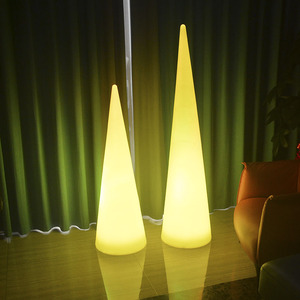 Lampada <span class=keywords><strong>da</strong></span> <span class=keywords><strong>Terra</strong></span> a LED Solare a Forma di Cono per <span class=keywords><strong>Giardino</strong></span>, Cortile, Casa Vacanze, Campeggio - Illuminazione per un'Atmosfera Accogliente - Product Image 1