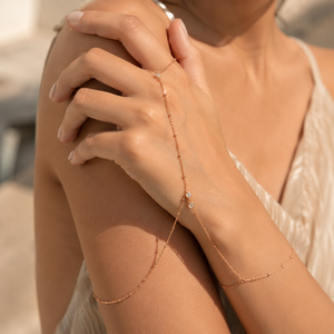 Cadena de Dedo Minimalista de Acero Inoxidable con Perlas y Oro de 18K, Diseño de Mariposa Celestial, para Uso Diario y en Capas - Product Image 2
