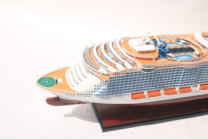 โมเดลเรือสำราญ Symphony of the Seas ของ GIA NHIEN รุ่นพรีเมียม ทำจากไม้แกะสลักและทาสีด้วยมือ สำหรับตกแต่งบ้านหรือสำนักงานสไตล์ทะเล - Product Image 5