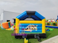 Château gonflable de petite taille en forme de voiture de course avec drapeau à damier pour les jeux d'enfants dans la cour