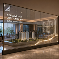 Film LED transparent adhésif pour vitres, idéal pour les centres de vente immobilière et les affichages publicitaires sur murs vitrés