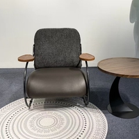 Modèle 8203, fauteuil simple rembourré avec accoudoirs en bois et structure en métal noir pour salon, hôtel, salle de réception