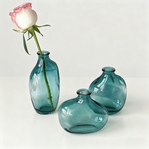 Vaso in Vetro Blu Chiaro di Lusso da Tavolo, Vaso a Bocca Stretta Colorato per Fiori Secchi e Decorazioni Domestiche - Product Image 3