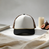 Casquette Trucker personnalisable 5 panneaux avec dos en maille motif léopard et décor en corde dorée, vierge pour personnalisation de logo