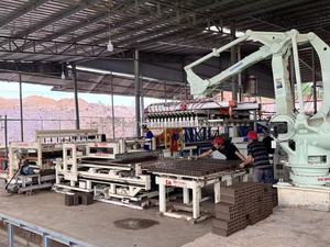 Ligne de fabrication automatique de briques creuses en terre cuite avec système de chargement et déchargement de blocs et système de manutention de palettes de briques - Product Image 2