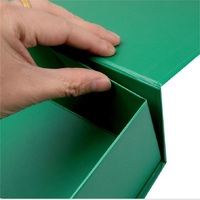 Boîte-cadeau de valise pliante en papier kraft avec fermeture magnétique et poignée pour emballage de vêtements de luxe avec impression en relief