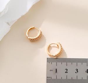 Boucles d'oreilles créoles luxueuses en cuivre vintage haut de gamme avec crochet d'oreille en cercle de luxe à la mode de conception unique de micro et de zircon pour les femmes - Product Image 5