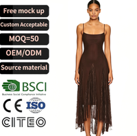 Robe midi marron chocolat pour femme avec empiècements en dentelle, bretelles spaghetti, col carré et superposition transparente, idéale pour les soirées et cocktails