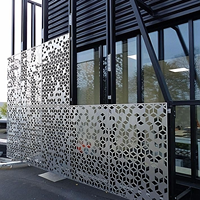 Revêtement mural en panneaux creux perforés en aluminium, revêtement PVDF ignifuge pour la conception de murs intérieurs de restaurants, cafés et boîtes de nuit