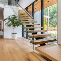 Escalier droit d'intérieur pour maisons, design élégant en acier carbone, poutre monobloc, marches en bois de chêne avec main courante en verre trempé