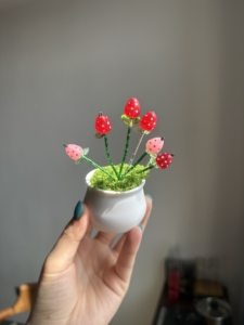 Mini bonsaï de fraises en cristal fait main, arrangement de plantes de fraises perlées pour la décoration de la maison, du bureau ou du bureau à domicile - Product Image 6