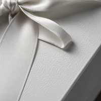 Boîte cadeau rigide pliable magnétique à rabat avec logo personnalisé imprimé, doublure en éponge imperméable, blanche, avec ruban lisse