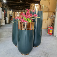 Vas Lantai Besar Modern Stainless Steel Warna Emas Rose Gold, Pot Tanaman Tinggi untuk Perlengkapan Taman Luar Ruangan, Pernikahan, Hotel