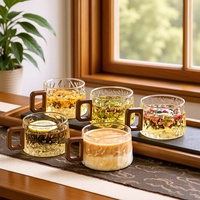 Tasse en verre exquise, parfaite pour le thé aux fleurs, le café latte art ou les boissons quotidiennes ; design élégant et attrayant.