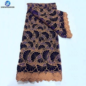 Tessuto in pizzo di velluto africano Guipure con ricamo in oro a foglia di ginkgo, pizzo traforato idrosolubile con bordo a rose per matrimonio - Product Image 1