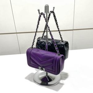 Estilo moderno cromado pintado para bolsos de acero Soporte para damas Publicidad al por menor Uso en encimera - Product Image 6