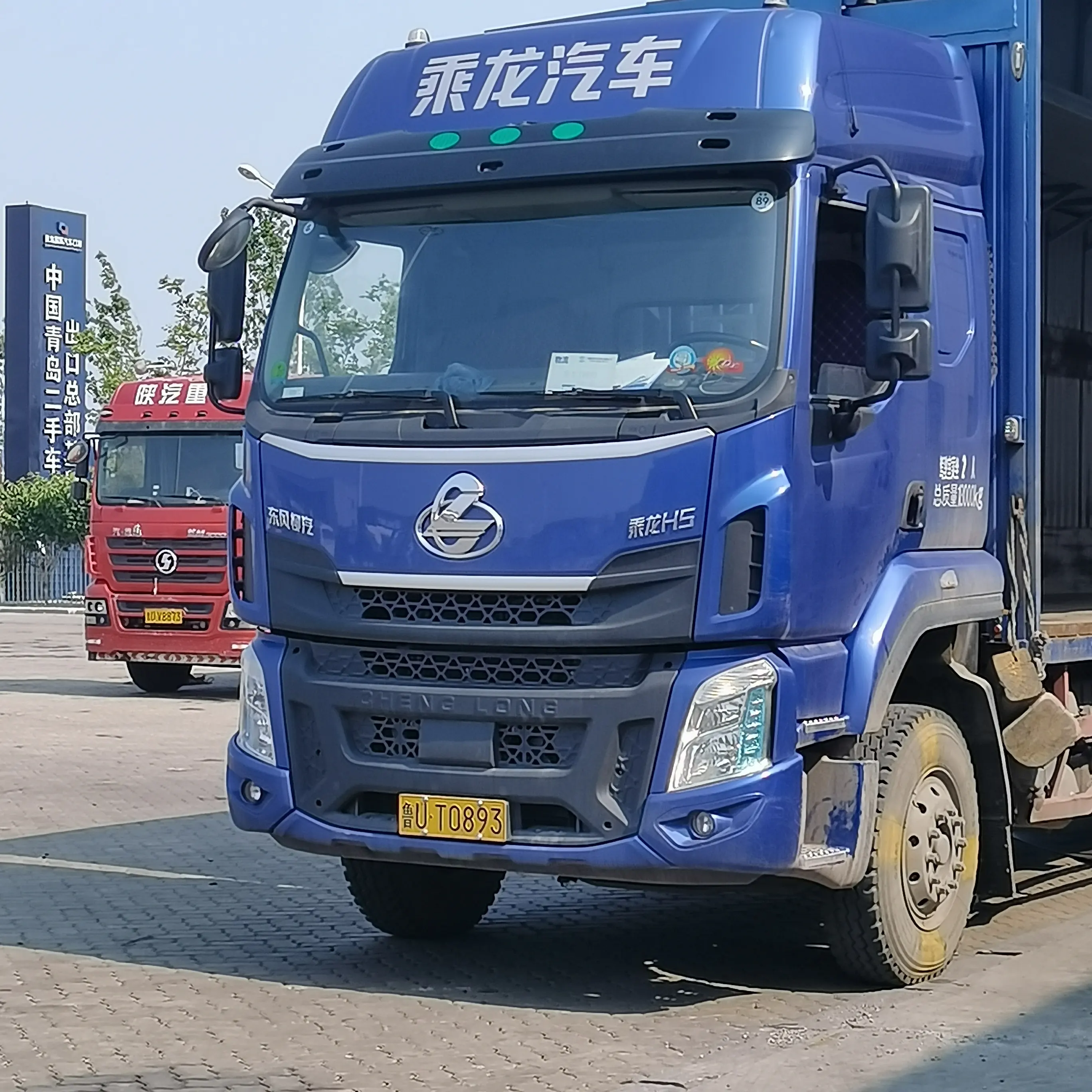 Camion d'occasion Dongfeng 4x2 Cargo Truck Ouverture Box Wing Trucks pour Déchargement du dépôt