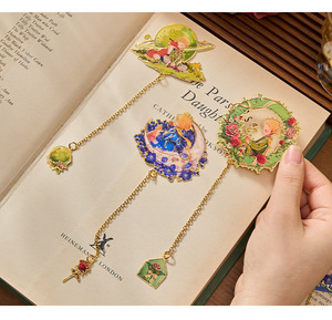 ที่คั่นหนังสือโลหะ LABON ลายเจ้าชายน้อย ชุบทองคำ ดีไซน์สวยงาม พร้อมจี้รูปสุนัขจิ้งจอกและดอกกุหลาบ ของขวัญสำหรับนักอ่าน - Product Image 3