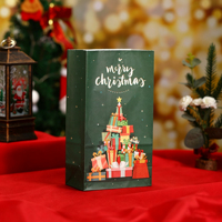 Sacs cadeaux carrés en papier vert foncé, entièrement imprimés, avec motif d'arbre de Noël, étoile, boîte cadeau, lettrage script empilé et soufflets latéraux
