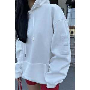 Sudadera con Capucha Blanca para Mujer con Diseño Bordado en E - Product Image 4