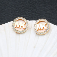 Pendientes de tuerca sencillos para mujer con letras huecas de concha redonda incrustada y diamantes, estilo europeo y americano, joyería de moda al por mayor, populares en redes.
