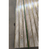 Panneau mural et de plafond en PVC laminé, panneau mural cannelé pour l'Inde, 300*8mm, ligne dorée
