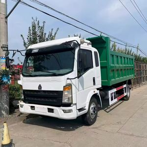 Camion benne basculante HOWO 4X2 en bon état, capacité de 6 tonnes, benne hydraulique pour travaux municipaux, faible nombre d'heures de fonctionnement, en stock - Product Image 1