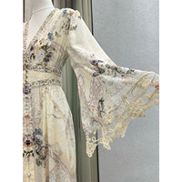 Robe longue élégante en soie imprimée et dentelle, style villégiature, col en V, manches cloche, coupe ajustée, ornée de strass résistants, collection automne 2026