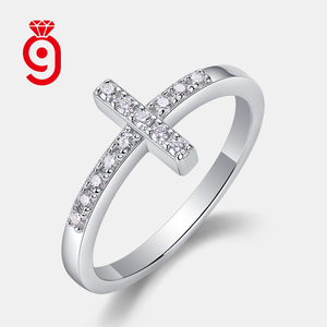 Anello Aperto Minimalista con Croce Religiosa in Argento, Micro Pavé di Moissanite, Fascia Orizzontale con Charm, Logo Personalizzato, Gioielli da Donna con Tema Religioso, Regalo GRA - Product Image 2