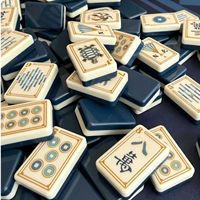 Jeu de tuiles de mahjong américain personnalisé en acrylique gravé rouge et bleu, tapis de jeu de mahjong sur mesure, jeu de table, divertissement et jeux d'argent