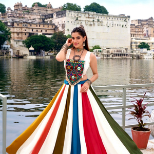 Conjunto Tradicional Indio de Lehenga Largo hasta el Suelo para Mujer, en Rayón Puro, con Corpiño Bordado y Falda a Rayas Coloridas, Ideal para Bodas - Product Image 1