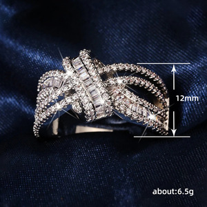 Anello con Design a Nastro Traforato per Donne - Product Image 5