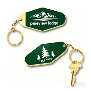 Llavero Personalizado de Aleación de Zinc Chapado en Oro con Esmalte Duro, Diseño de Dibujos Animados Vintage de Hotel Pineview Lodge, Ligero - Product Image 3