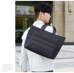 Fourre-tout matelassé à logo personnalisé Sacs à main matelassés pour l'hiver Fourre-tout à fermeture éclair Sacs à provisions Sac fourre-tout de voyage pour hommes pouvant mettre sur la valise - Product Image 4