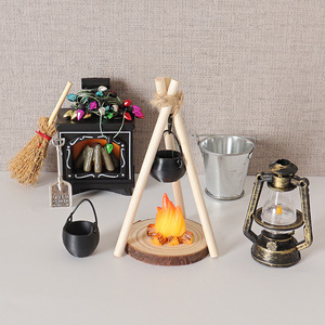 Miniature de maison de poupée simulée, modèle de poêle suspendu d'extérieur, balai décoratif, lampe à huile DIY, accessoires lumineux décoratifs - Product Image 1