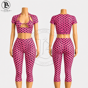 Completi Estivi Y2K da Donna in Cotone con Logo Personalizzato, Top Corto e Pantaloncini a Righe, Set Due Pezzi - Product Image 6
