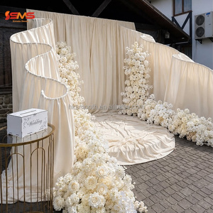 Arco Metálico Blanco en Forma de S, Elegante y Liso, con Cortinas Blancas Crema para Decoración de Escenarios de Boda - Product Image 1