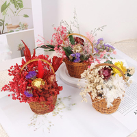 Arrangement de fleurs séchées miniatures faites à la main avec panier en rotin pour la décoration de table de mariage, roses séchées préservées